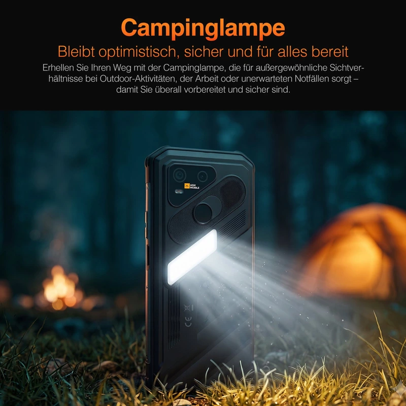 AGM X7 mit eingeschalteter Campinglampe auf der Rückseite, im Vordergrund eines nächtlichen Zeltlagers
